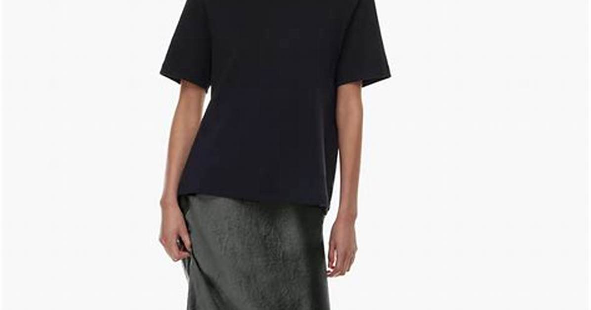 Why the Aritzia Babaton Advent Skirt Is Taking over Office Dress Codes Everywhere